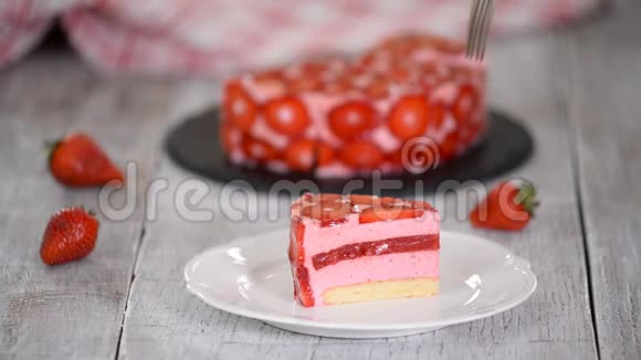 一片草莓慕斯蛋糕视频的预览图