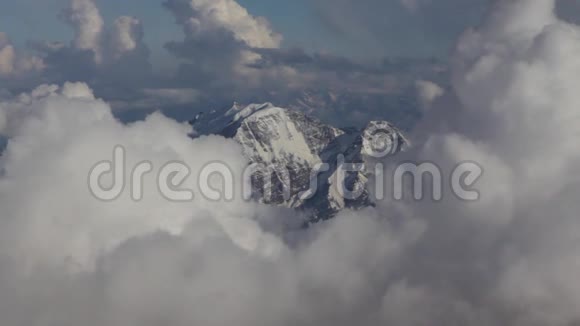 雪和荒无人烟的厄尔巴鲁山斜坡视频的预览图