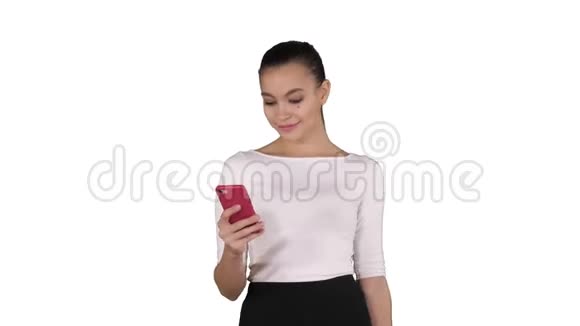 漂亮的年轻女人用手机在白色背景上发短信视频的预览图