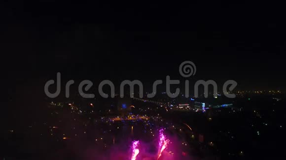 城市上空的烟火视频的预览图