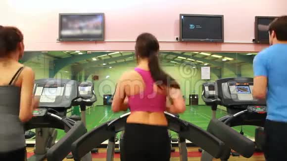 女人在跑步机上视频的预览图