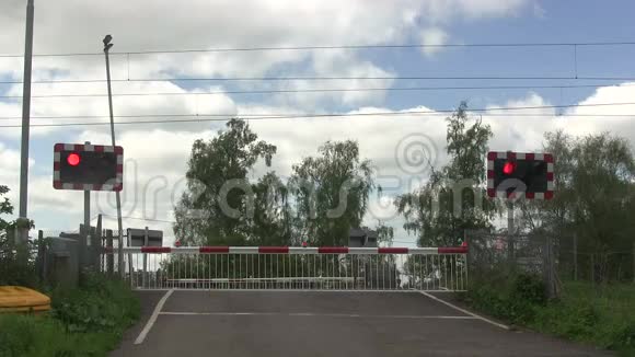 柴油列车穿越平交道口视频的预览图