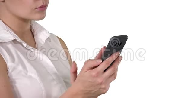 白色背景下使用智能手机的美女肖像视频的预览图