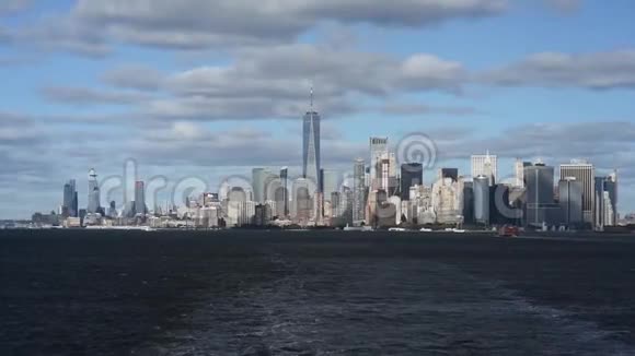 拥有曼哈顿和东河著名摩天大楼的天际线视频的预览图