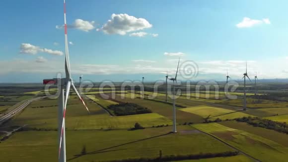 风力涡轮机农场的空中视野奥地利无人驾驶飞机对能源生产的看法视频的预览图
