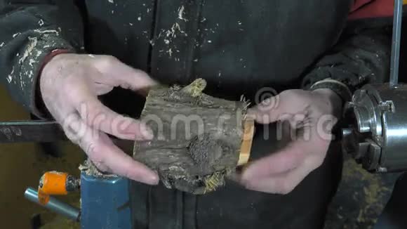 木材特纳切割形状的木材视频的预览图