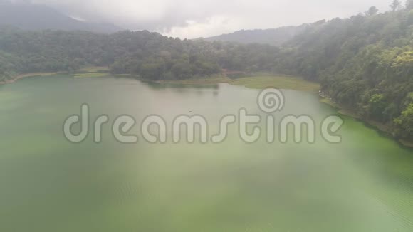 印度尼西亚巴厘岛山区的湖泊视频的预览图