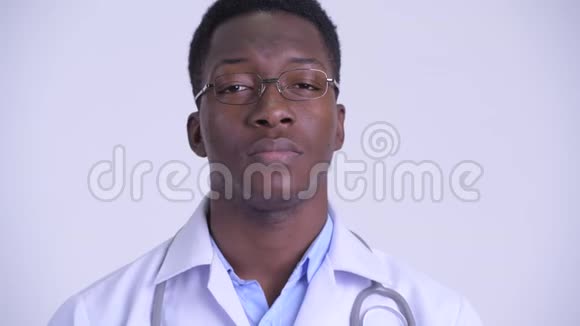 年轻英俊的非洲男子医生视频的预览图