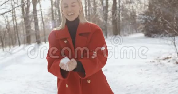 快乐的年轻女孩在城市公园享受冬天视频的预览图