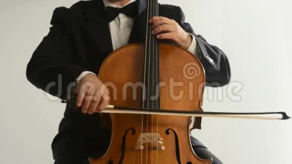 大提琴家视频的预览图