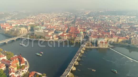 从上面到布拉格市和查尔斯桥的全景查尔斯桥上的游客视频的预览图