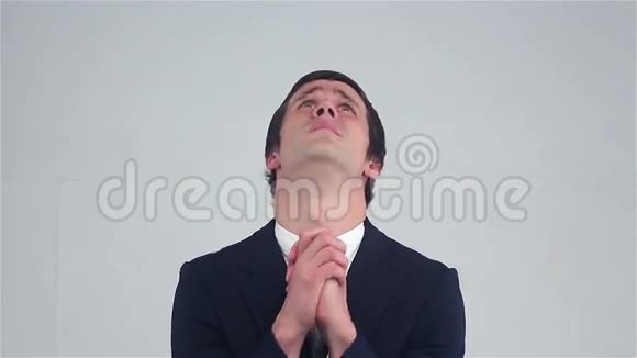 年轻人祈祷请求上帝的帮助视频的预览图