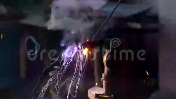 金属特写的焊接工艺视频的预览图