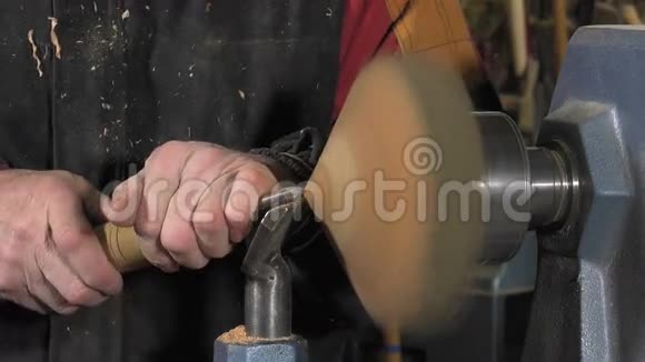木材特纳切割形状的木材视频的预览图