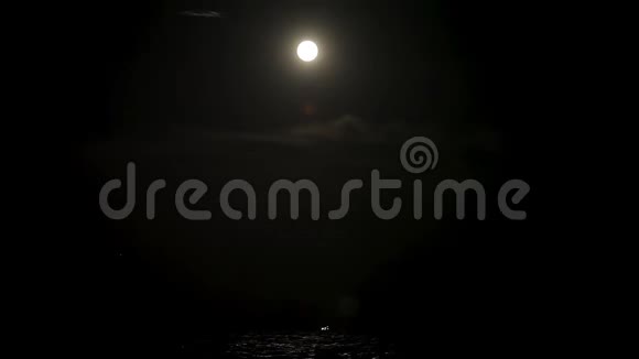 满月的光在海水中反射满月在大海中反射视频的预览图