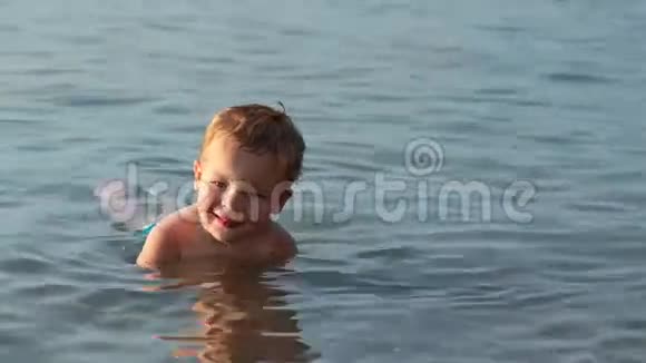 在海里微笑的小男孩视频的预览图