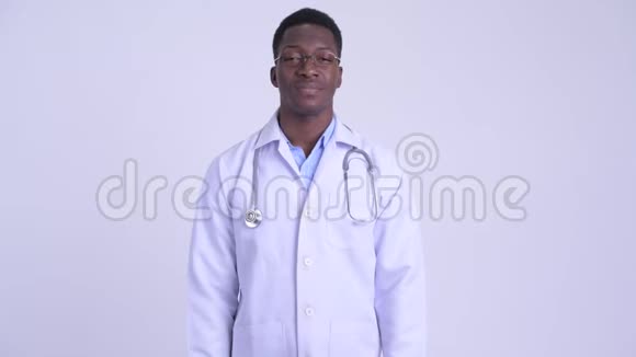 年轻快乐的非洲男子医生微笑视频的预览图