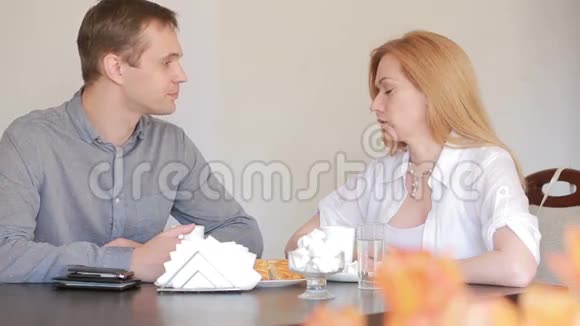 夫妻在咖啡馆吵架分居情绪化的谈话男子和妇女视频的预览图