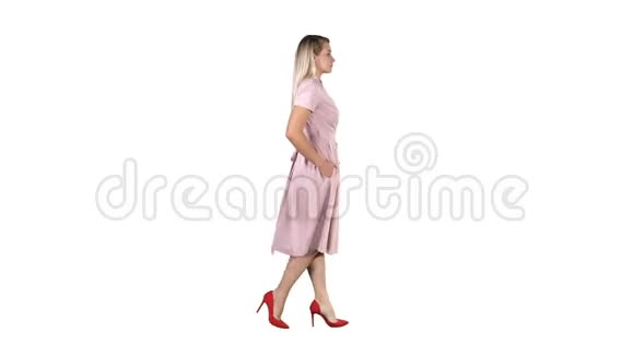年轻女孩穿着粉红色的白色背景走路视频的预览图