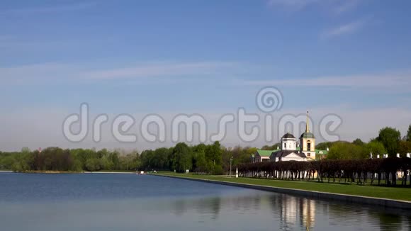 公园和教堂里美丽的湖景视频的预览图