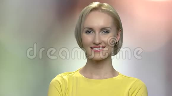 漂亮金发女人的笑脸视频的预览图