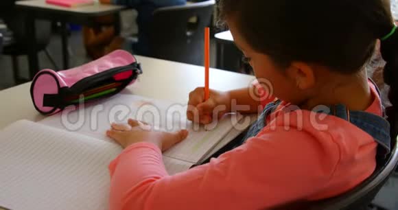 高加索地区的女学生在4k学校的一间教室里的课桌上学习视频的预览图