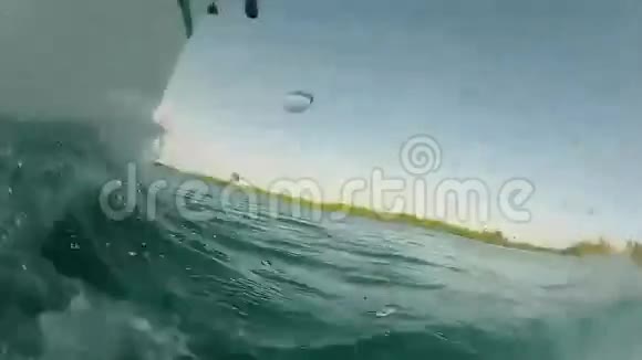 在海里航行的船视频的预览图