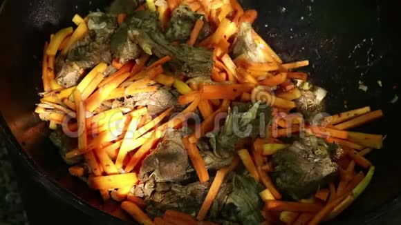 做皮拉夫菜在室外的大锅里烤蔬菜烧烤食品野营概念视频的预览图