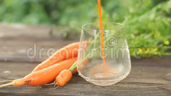 胡萝卜汁放在桌子上的玻璃里视频的预览图