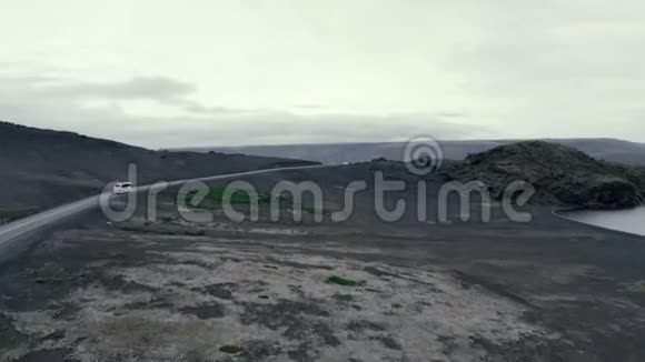 雄伟的空中飞行穿越史诗般的冰岛景观视频的预览图