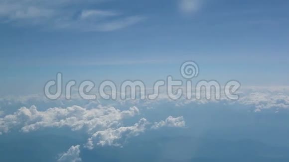 在云层中飞翔视频的预览图