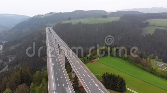 高速公路高架桥在山区混凝土支柱上的鸟瞰图视频的预览图