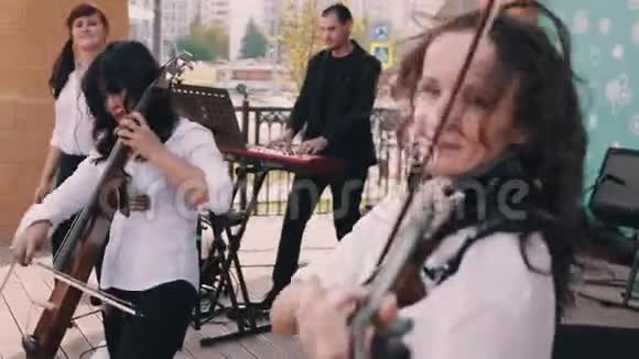 令人惊叹的女小提琴家在舞台上与摇滚乐队一起演奏视频的预览图