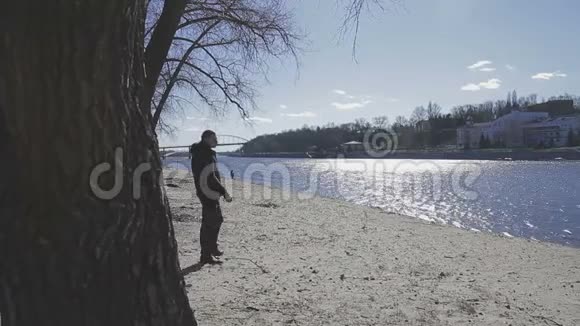 一对相爱的夫妇在河边散步视频的预览图