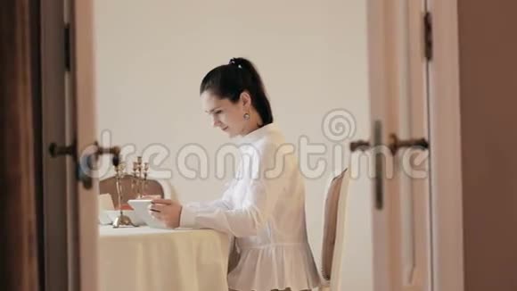 一桌一桌地喝咖啡的女人视频的预览图
