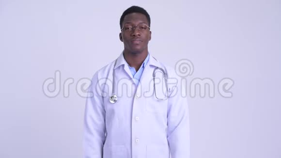 年轻英俊的带眼镜的非洲男医生视频的预览图