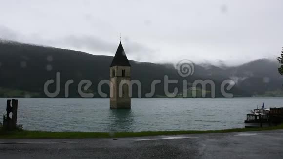 意大利博尔扎诺雷西亚湖深处的雷申西教堂淹没塔视频的预览图