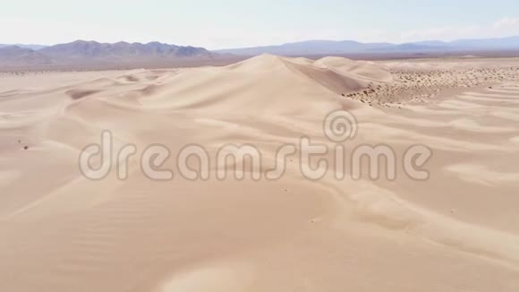 从上面可以看到沙漠中的沙丘视频的预览图