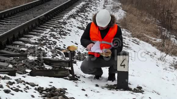 铁路工人在铁路附近有文件视频的预览图