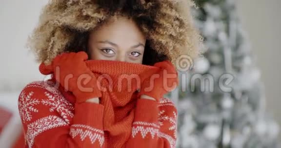 在圣诞节时尚的年轻女人视频的预览图