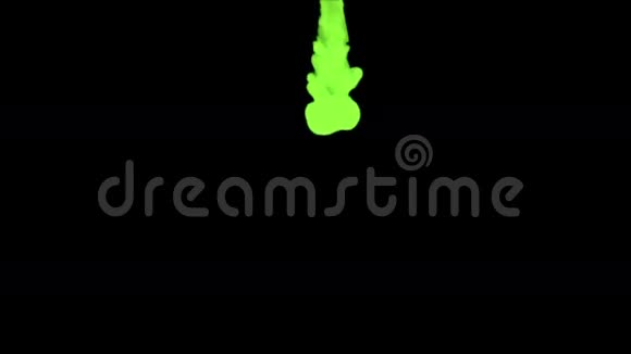 绿色油墨在水中溶解黑色背景抽象背景墨水注入流体三维渲染视频的预览图