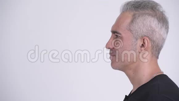 一个英俊的波斯男人在白色背景下思考的侧面视频的预览图