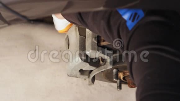 汽车机械师在一家汽车修理店的国内车库里踩刹车视频的预览图