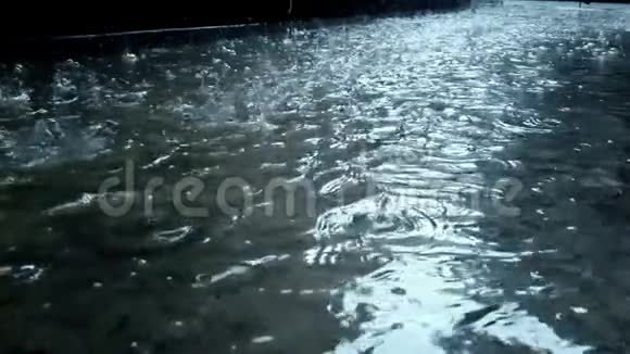 慢动作大雨滴在水面上视频的预览图