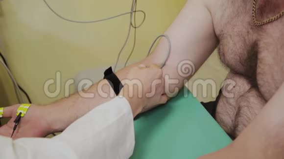 男医生用医疗器械检查病人视频的预览图