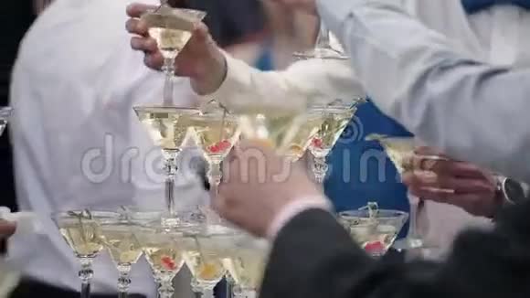 人们从香槟金字塔上摘下眼镜视频的预览图