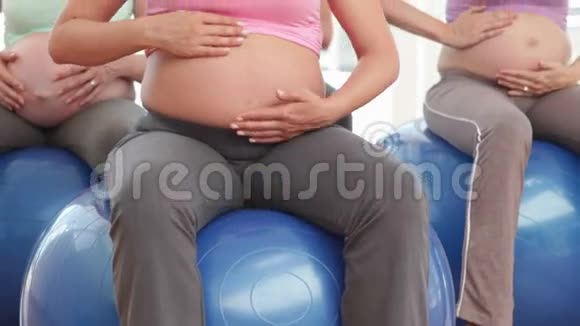 在健身室做瑜伽的孕妇视频的预览图