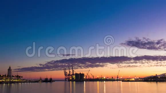 西班牙日落灯光天空马拉加港和灯塔全景4k时间间隔视频的预览图