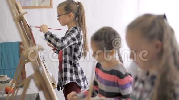 女孩在画布上用颜料作画艺术工作室课程视频的预览图