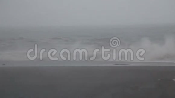 台风期间暴风海慢动作视频的预览图